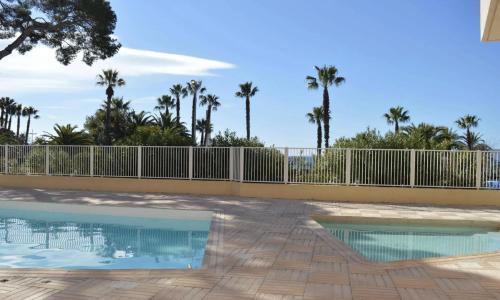 Charmant Studio Avec Terrasse Front de Mer Et Proche du Centre in Saint-Raphael, France