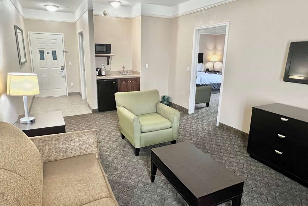 La Quinta Inn & Suites by Wyndham Pharr RGV Medical Center - photo 36
