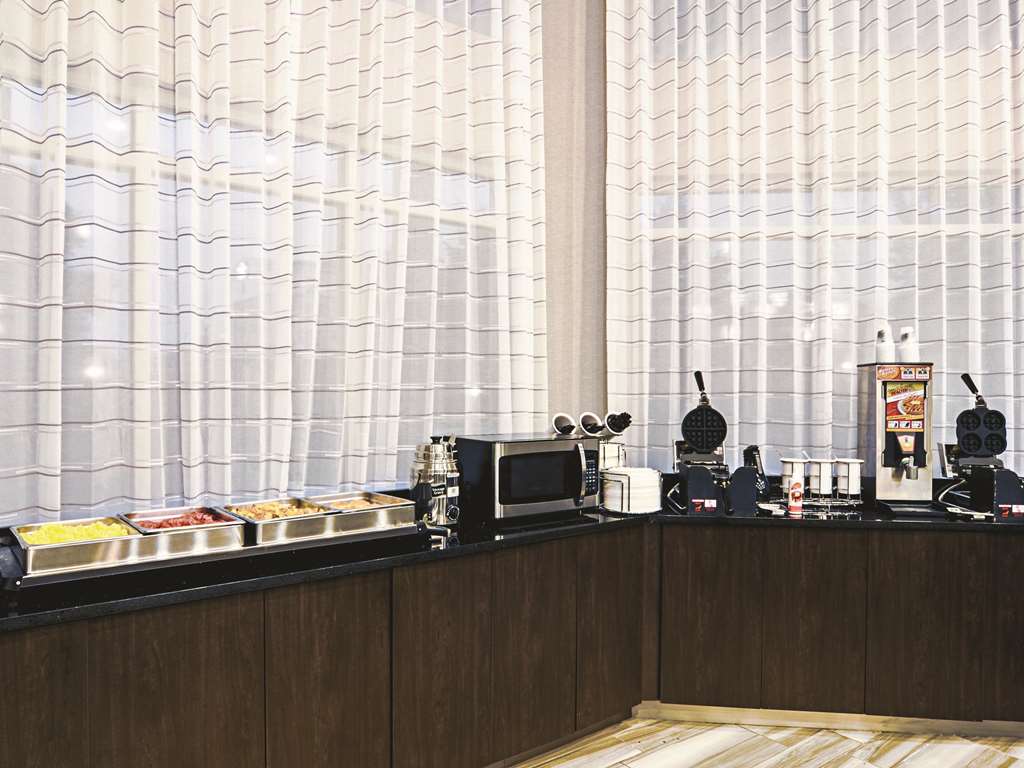 La Quinta Inn & Suites by Wyndham Denver Airport DIA - photo 49