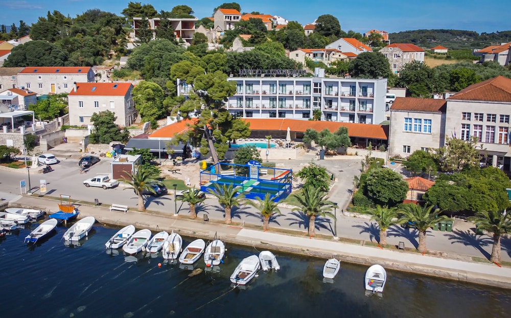 Hotel Lumbarda — hotel in Lumbarda