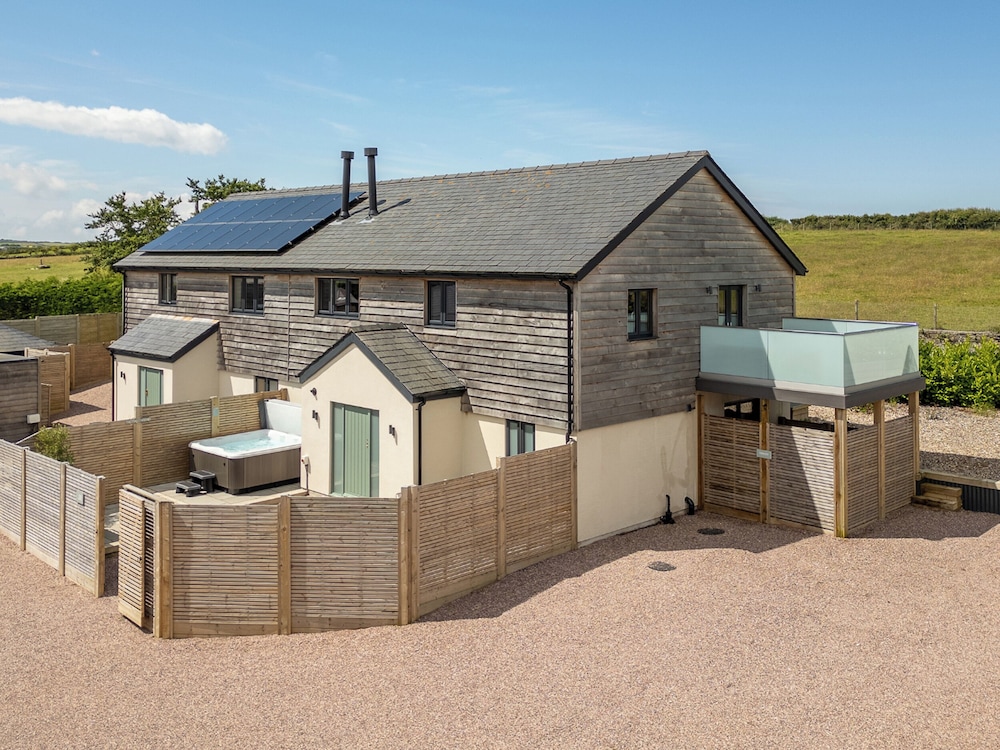 Farmyard House — 4-Star Luxury Hotel in Amlwch, United Kingdom
