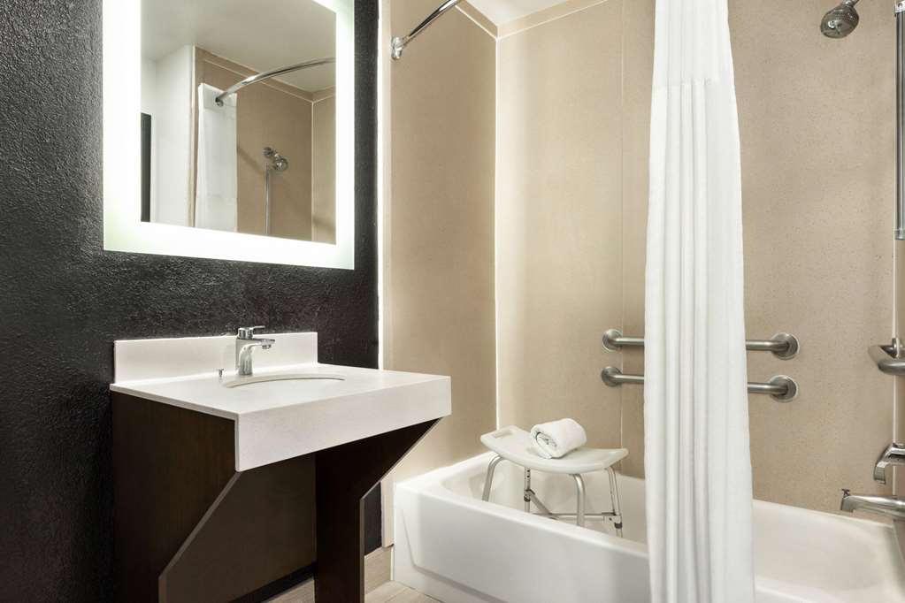 La Quinta Inn & Suites by Wyndham Hesperia Victorville - photo 36