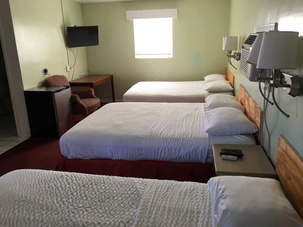 Dixie Plaza Hotel - photo 20