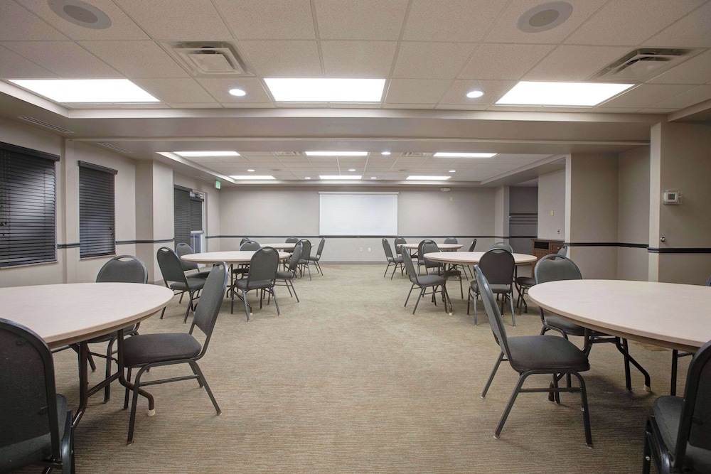 Comfort Inn & Suites St. Paul Northeast - photo 42