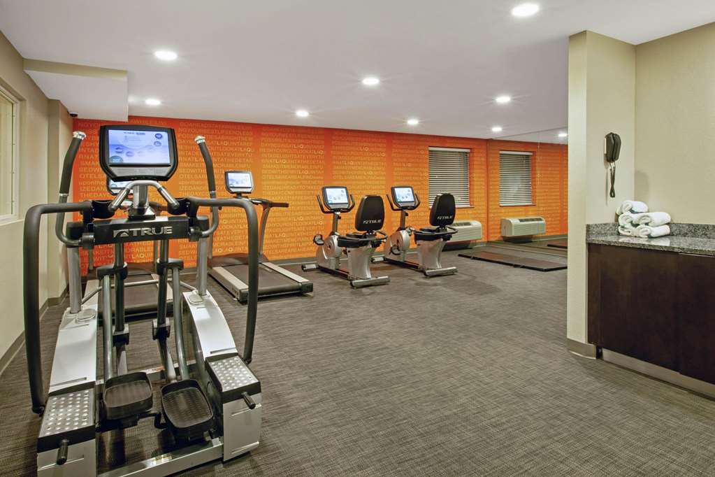 La Quinta Inn & Suites by Wyndham Detroit Metro Airport - photo 12