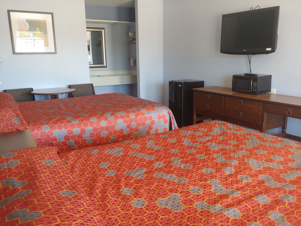 Brooks City Executive Inn - photo 6