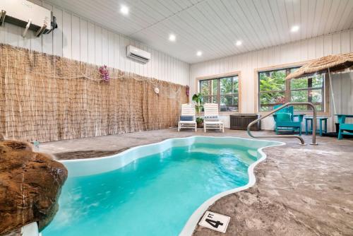 The Bear and Buck Luxury Cabin Indoor Pool Theater — 4-Star Luxury Hotel in Sevierville, United States