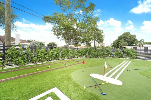 The Rock & Rhythm Villa Miami Downtown Playground Mini Golf BBQ Garden Relaxation — 4-Star Luxury Hotel in Miami, United States