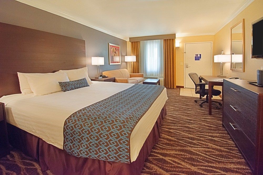 Tempe Phoenix Airport InnSuites at the Mall Hotel - photo 16