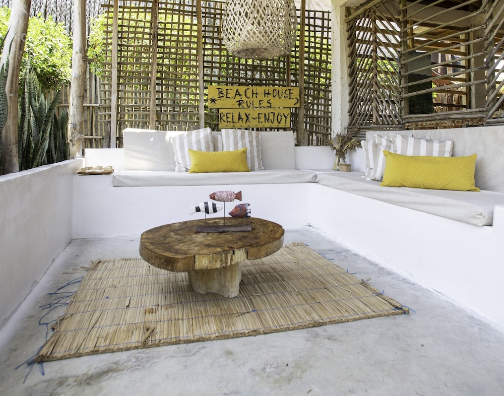 Morena Beach - carbon neutral hotel in Monitos