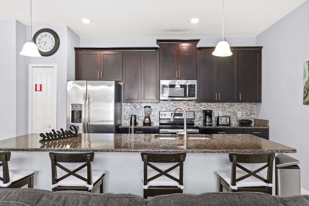 Spacious 4BR Townhome With Pool at Storey Lake - photo 15