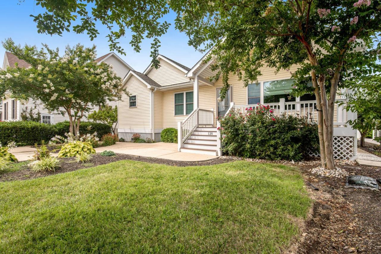 Channel Buoy 120 on Canal in Ocean City, United States