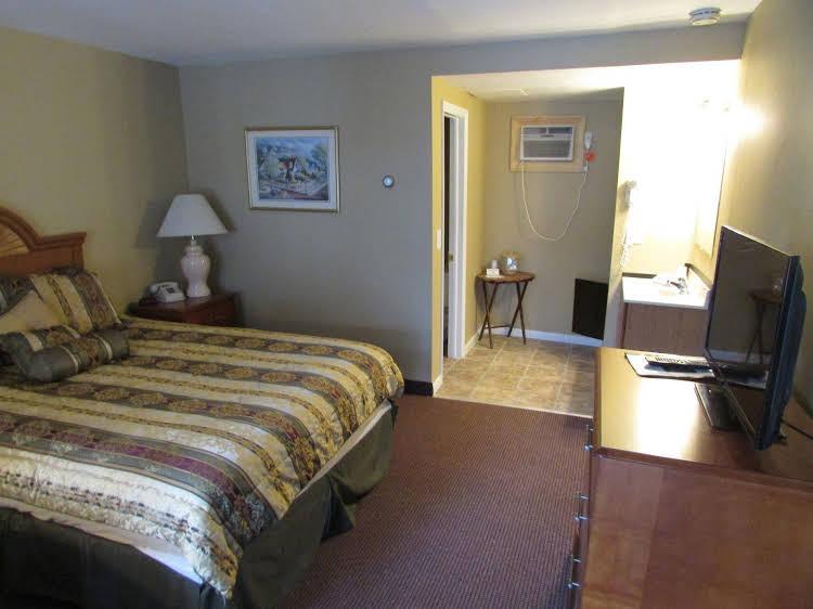 The Lake George Inn - photo 12