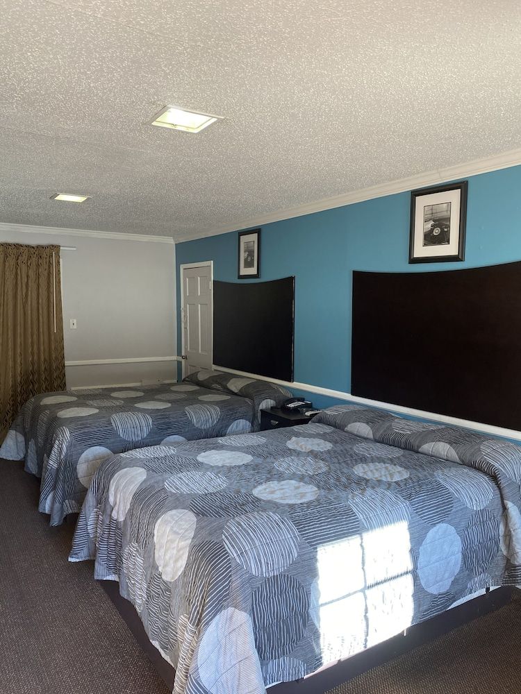 Colonial Manor Motel - photo 16