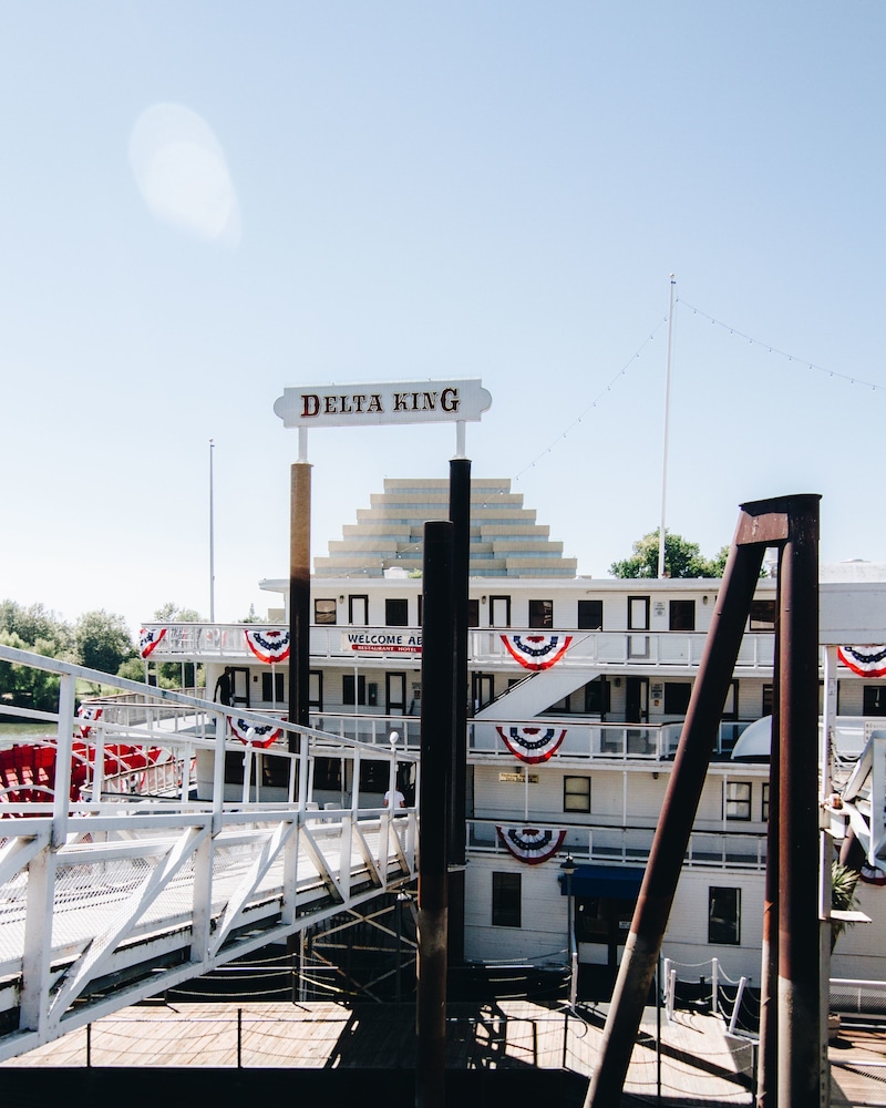 Delta King Hotel - photo 42