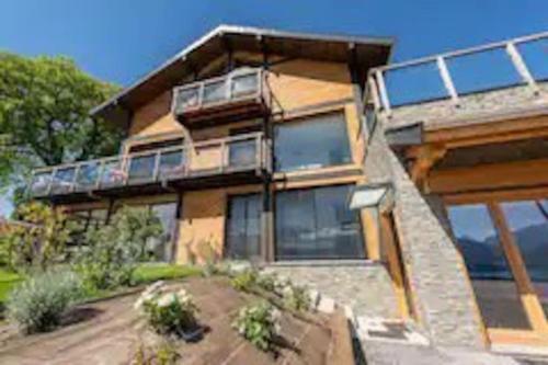 annecyhappylodge 5 appartement indAcpendant RDCH chalet 5 pers vue lac jaccuzzi — 4-Star Luxury Hotel in Saint-Jorioz, France