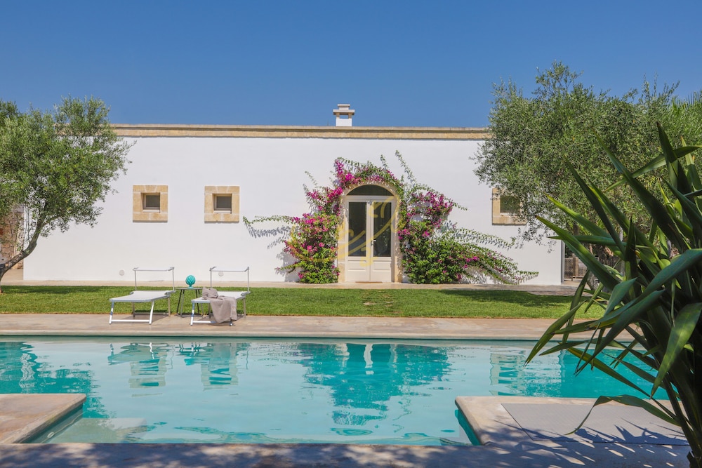 TD Dimora del Giglio with Organic Garden with Pool — 4-Star Luxury Hotel in Ostuni, Italy