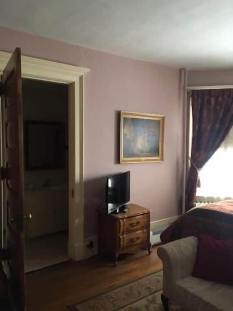Victorian Charm Inn - photo 22