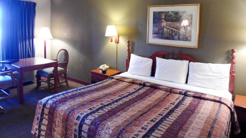 Econo Lodge - photo 23