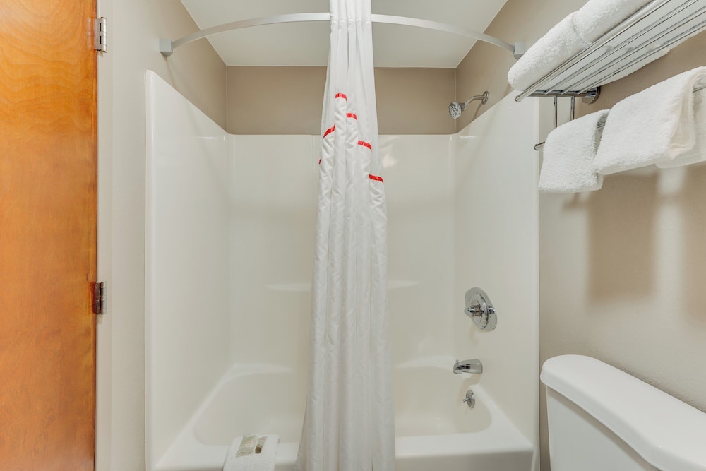 Red Roof Inn & Suites Newport Middletown RI - photo 38