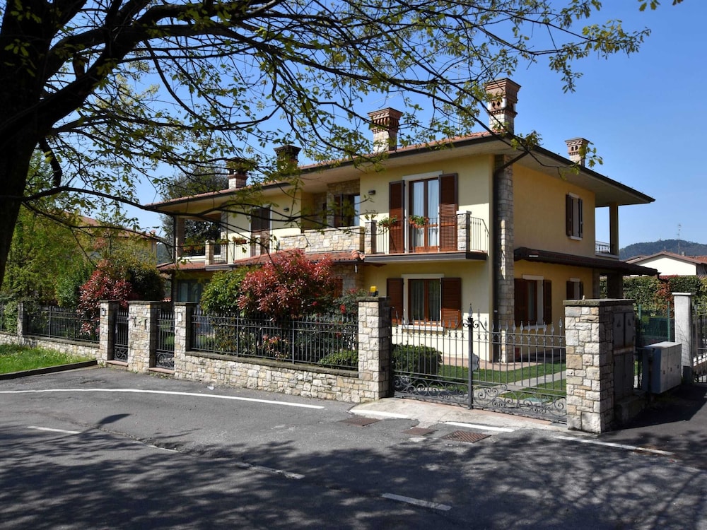 Luxurious Villa in Lombardy with Garden & Hot Tub — 4-Star Luxury Hotel in Erbusco, Italy