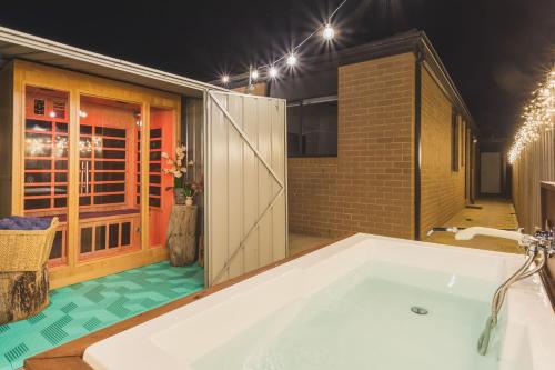 Sauna King Beds Tranquility Base Fun Large Home — 4-Star Luxury Hotel in Saint Leonards, Australia