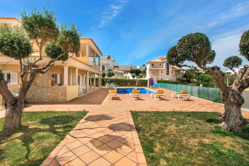 Villa Das Oliveiras amazing location walk to Marina restaurants beach — 4-Star Luxury Hotel in Albufeira, Portugal