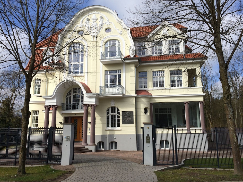 Appartements Am Kurpark — 5-Star Luxury Hotel in Bad Pyrmont, Germany