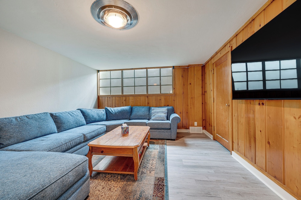 Cozy Nampa Escape w Fireplace Smart TV — hotel in Nampa