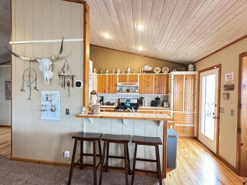 Cozy Beaver Lake Getaway — hotel in Lowell