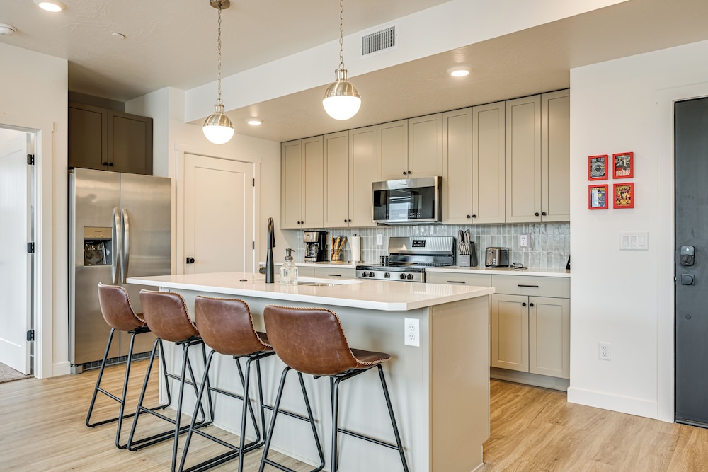 25 Mi to Zion: Rock 'n' Roll Condo w Mtn View — 4-Star Luxury Hotel in Hurricane, United States