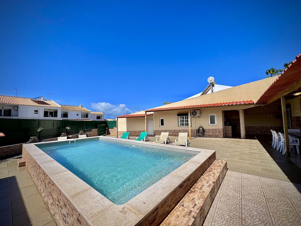 Albufeira Summer Villa 2 with Pool by Homing — 4-Star Luxury Hotel in Albufeira, Portugal