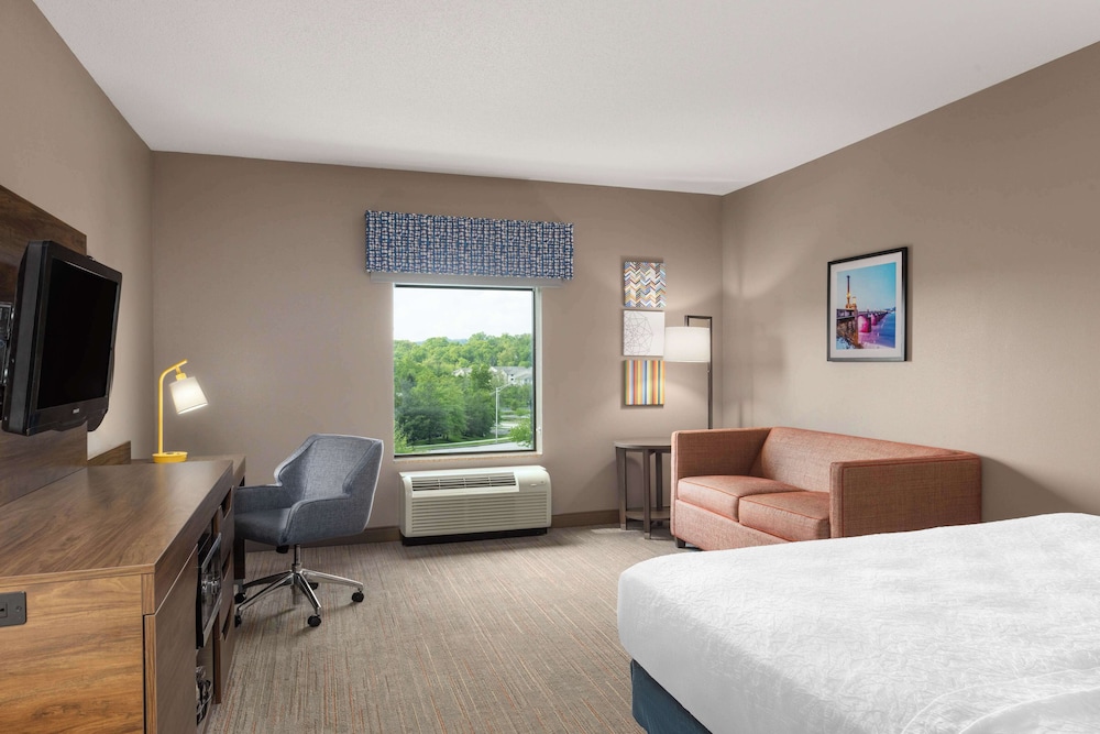 Hampton Inn & Suites Harrisburg North - photo 14