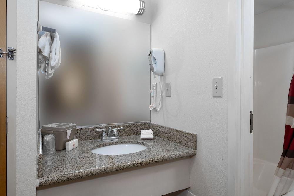 Red Roof Inn Clifton Park - photo 32