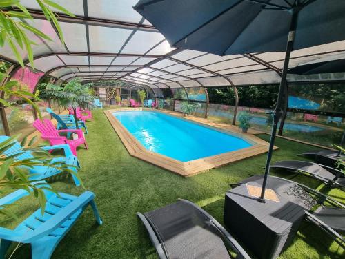 Les Chalets de Saumur Piscine & Parc Boise 100m du Cadrenoir in Saumur, France