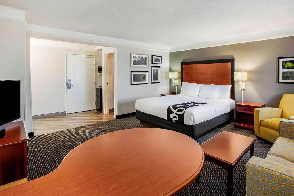La Quinta Inn & Suites by Wyndham Houston Baytown East - photo 25