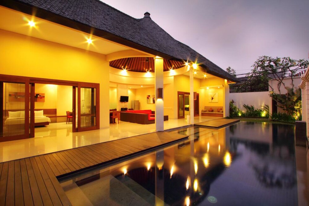 Oval Villa Bali — 4-Star Luxury Hotel in Seminyak, Indonesia