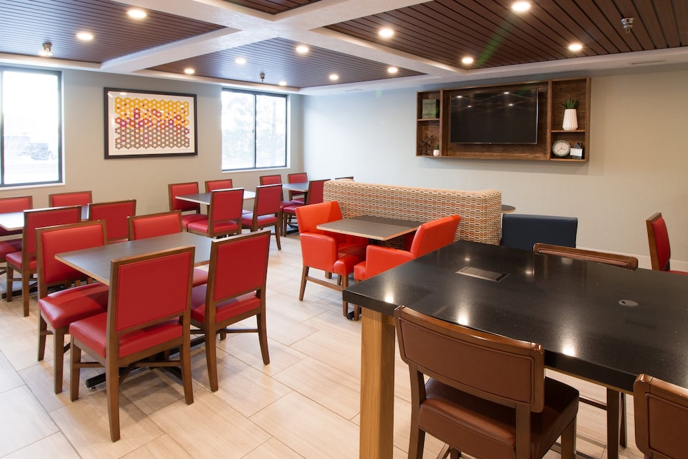 Holiday Inn Express & Suites Worthington by IHG - photo 31