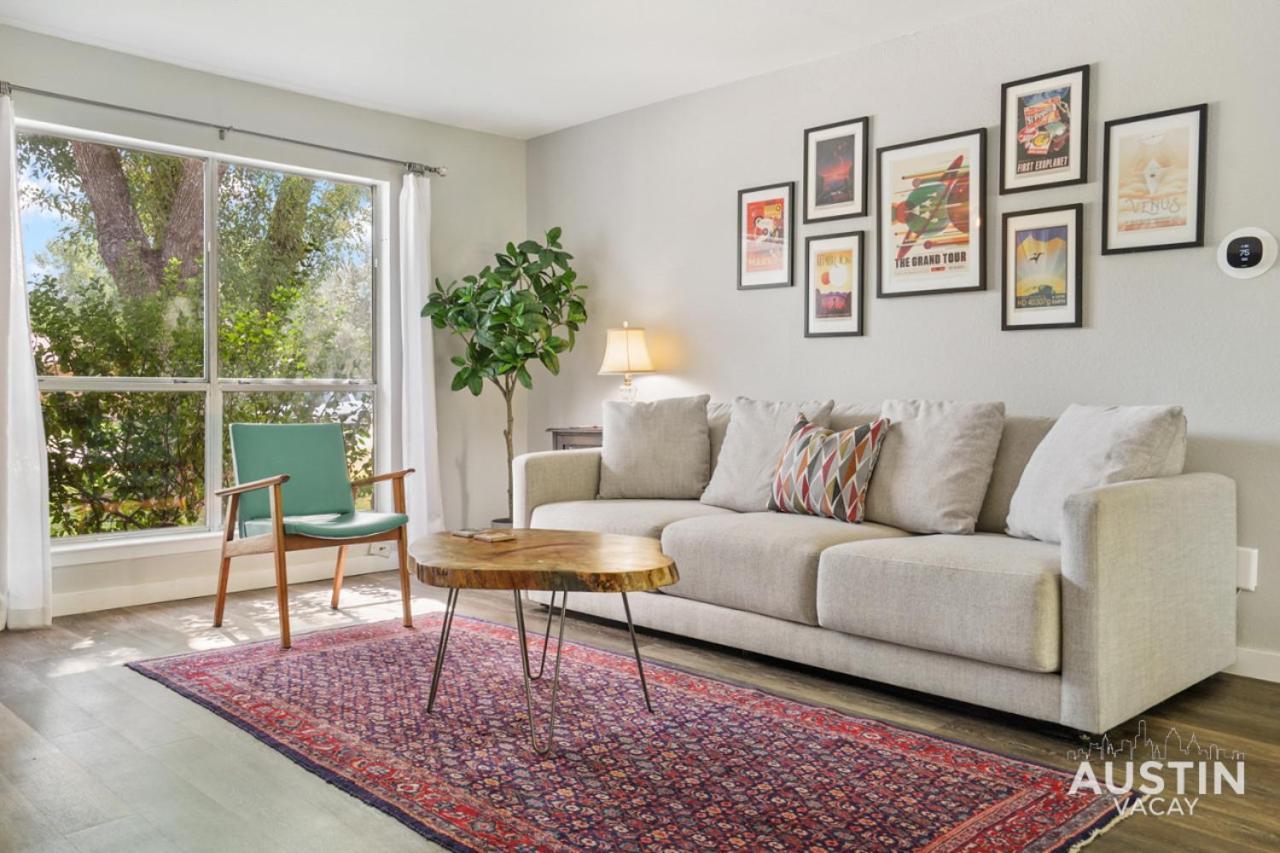 12 Min to Airport Spacious Backyard and Fire Pit in Austin, United States