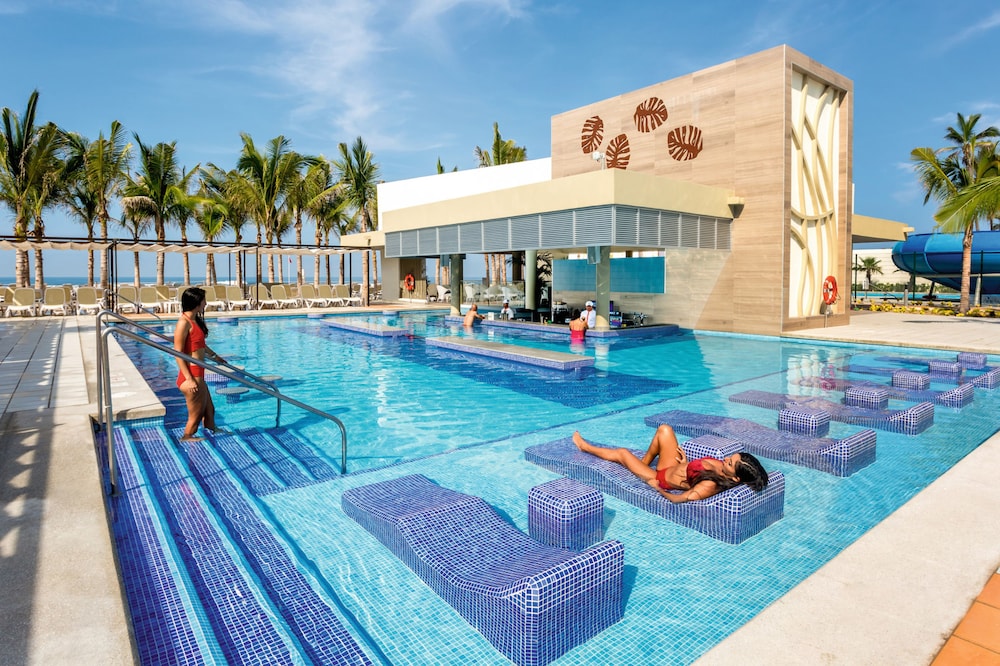 Poolside bar