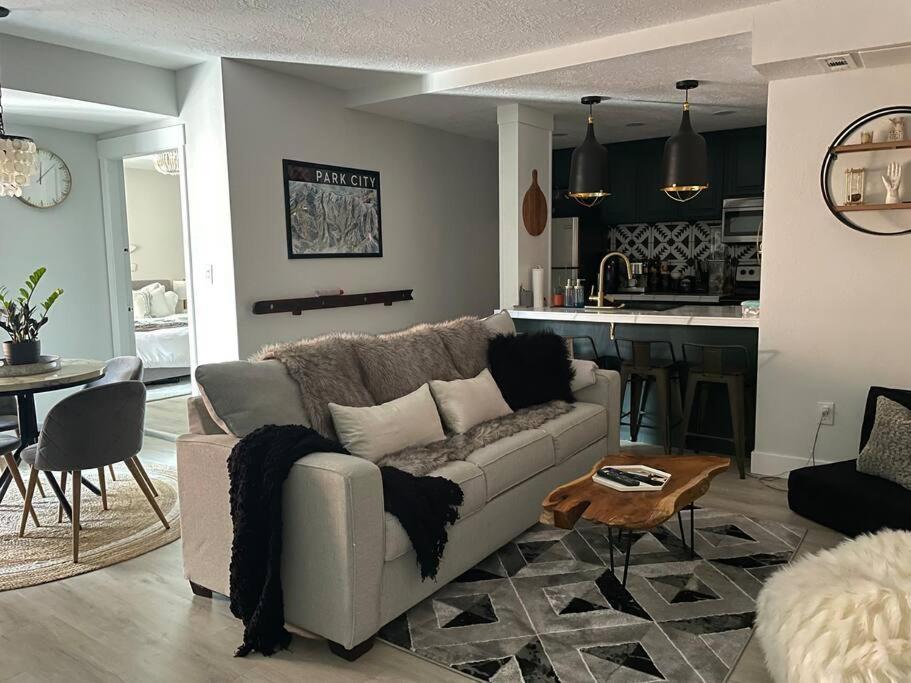 2 Bd 3 Ba Luxury Ski in Ski Out Condo Sleeps 10 — 4-Star Luxury Hotel in Bridgeport, United States