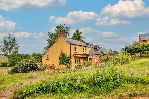 Finest Retreats Beili Glas Cottage — 4-Star Luxury Hotel in Monmouth, United Kingdom