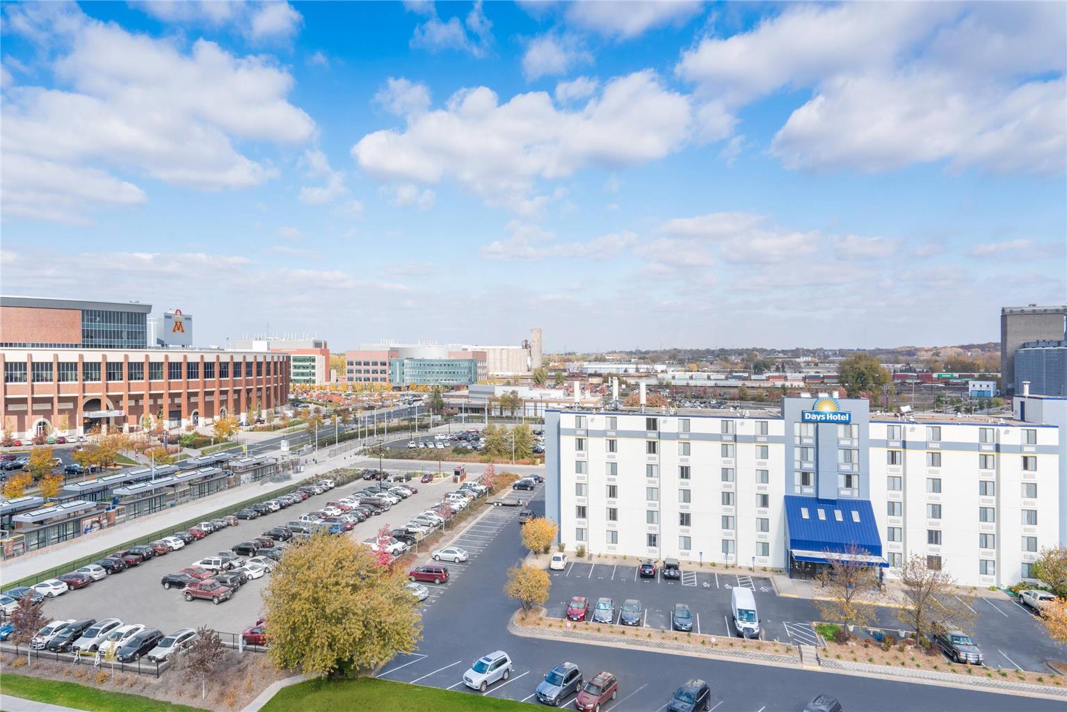 Days Hotel by Wyndham University Ave SE - photo 4