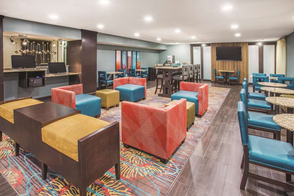 La Quinta Inn & Suites by Wyndham O'Fallon IL St. Louis - photo 5