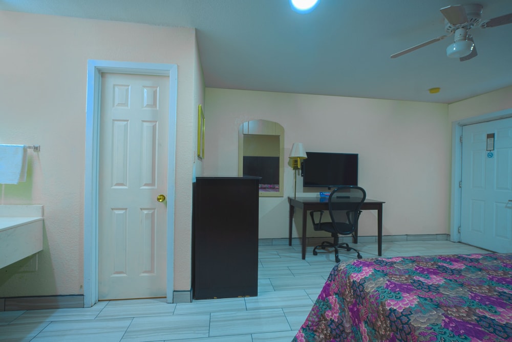 Texas Inn San Benito near Harlingen - photo 10