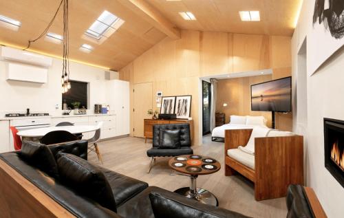 Venice Beach Bungalow Steps to Ocean — 4-Star Luxury Hotel in Los Angeles, United States