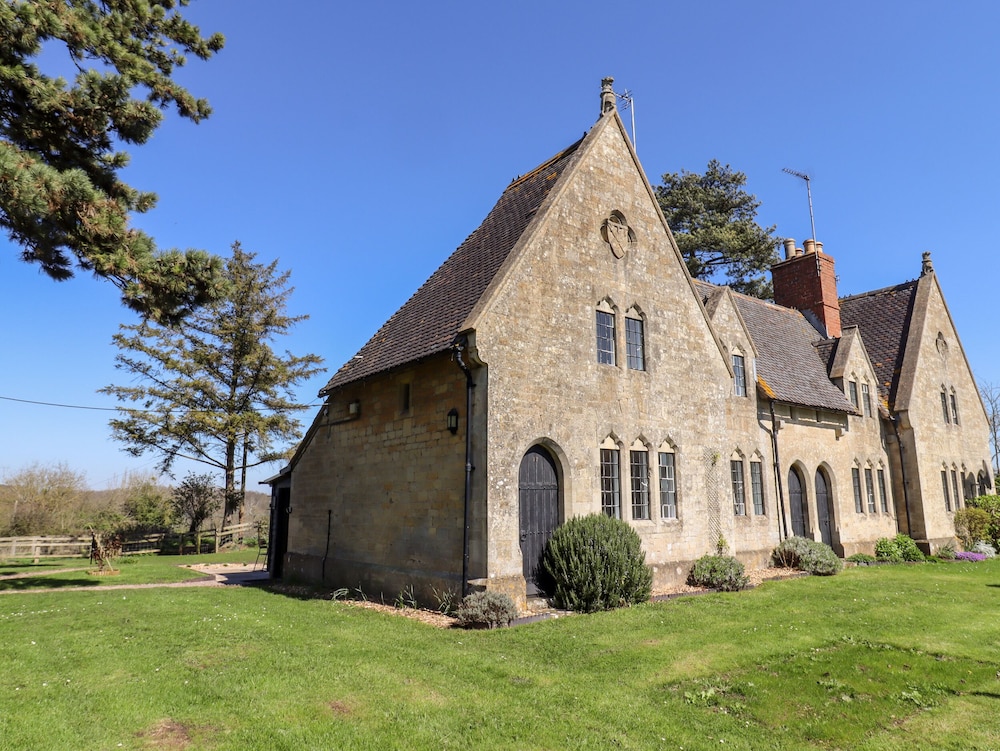 The Alms House West — 4-Star Luxury Hotel in Gloucester, United Kingdom