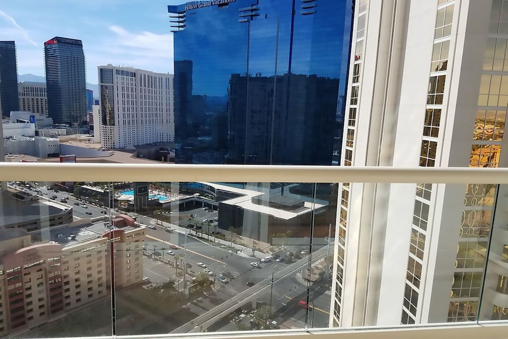 888 One Bedroom Balcony Suite at Signature Condo Hotel - photo 31