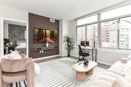Urban 2BR Oasis with Scenic Rooftop and Gym — 4-Star Luxury Hotel in Arlington, United States