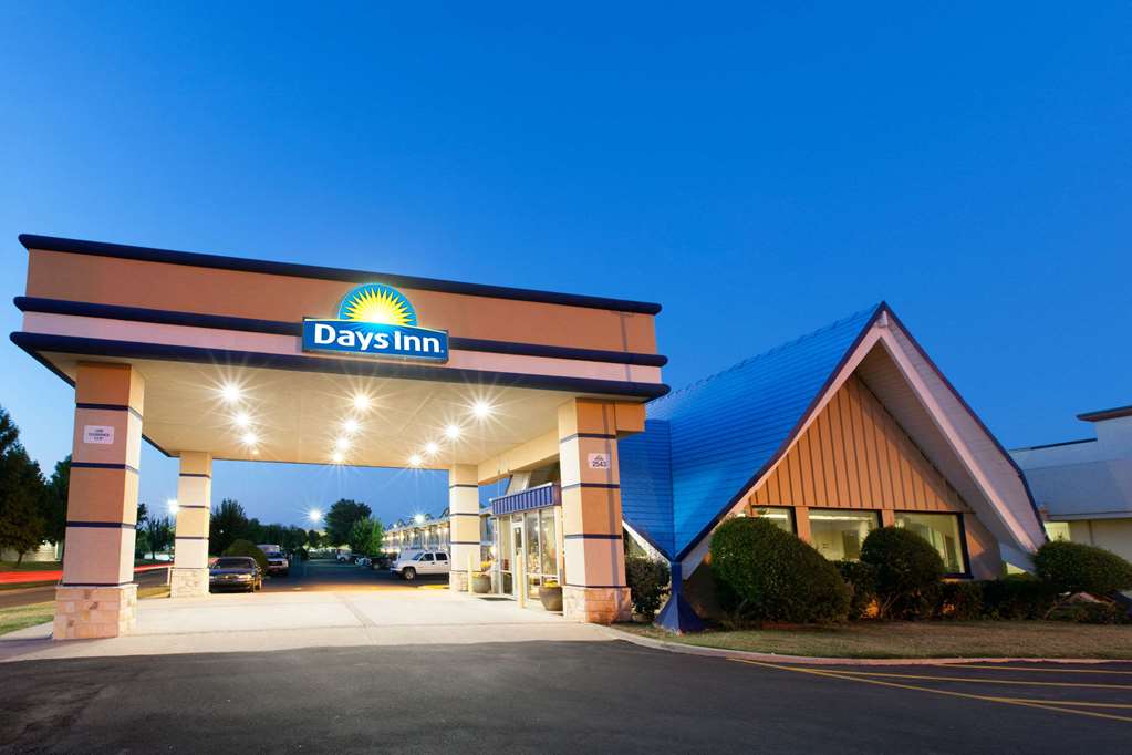 Days Inn by Wyndham Norman - photo 2